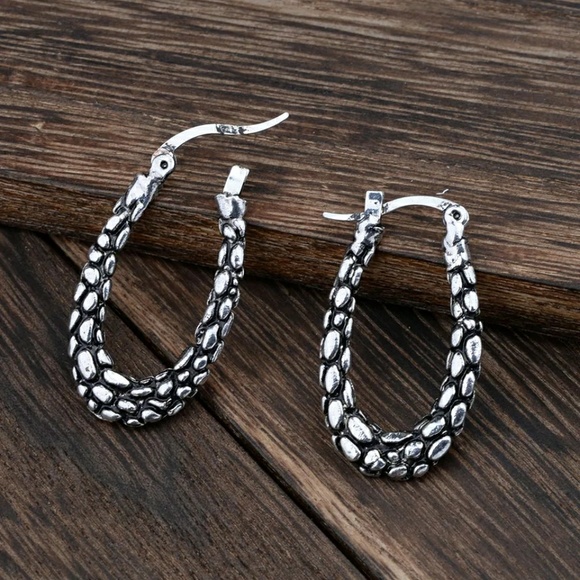 Jewelry - 2 for $28 Leopard Carved Earring